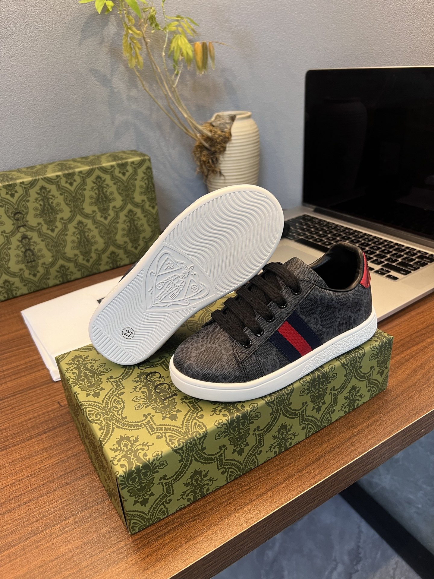 Children's shoes child